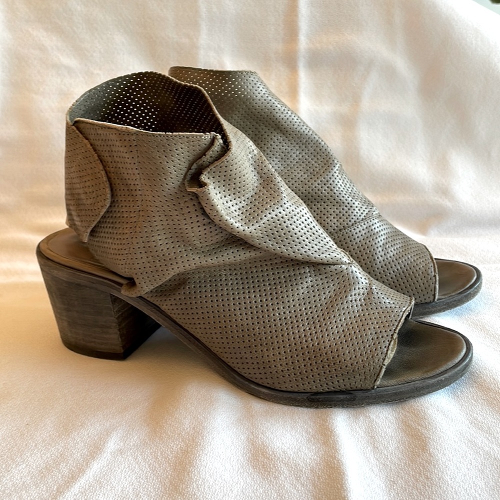 LD Tuttle Italian taupe soft leather EU 39.5 booties Block heel. Cushioned bed.